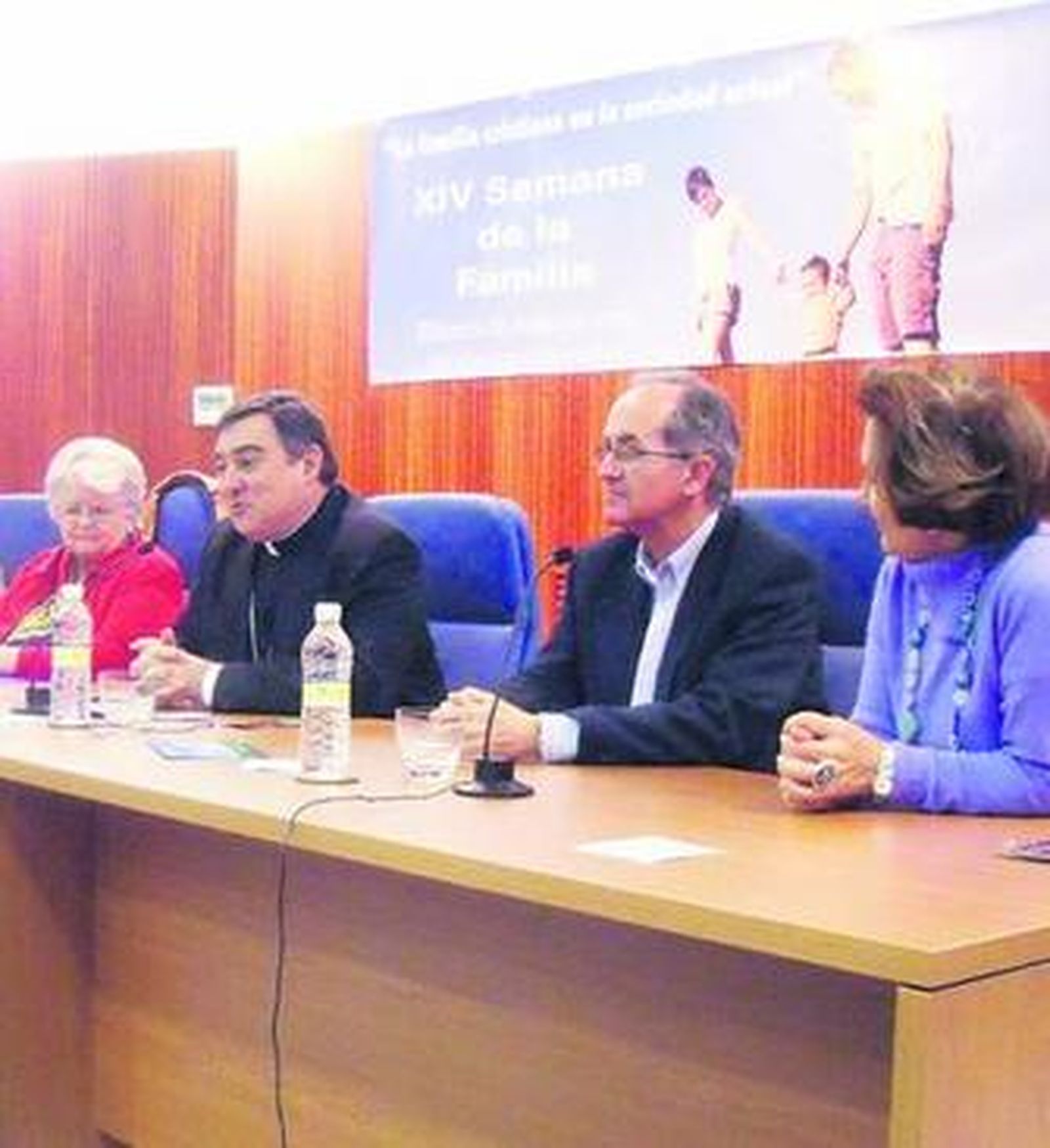 El obispo, en la inauguración de la Semana de al Familia.