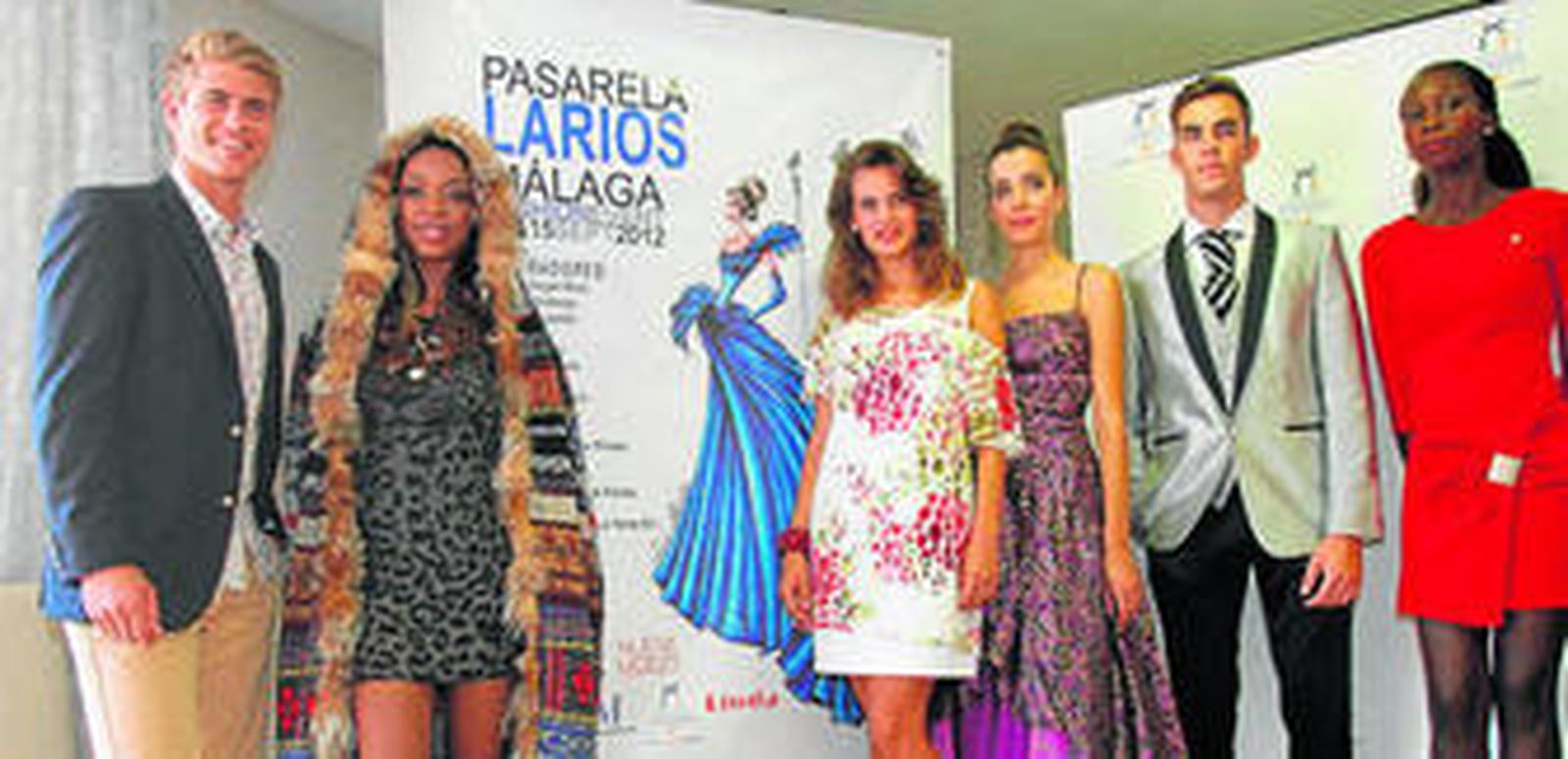 Los modelos de las firmas malagueñas posan tras el desfile de presentación.