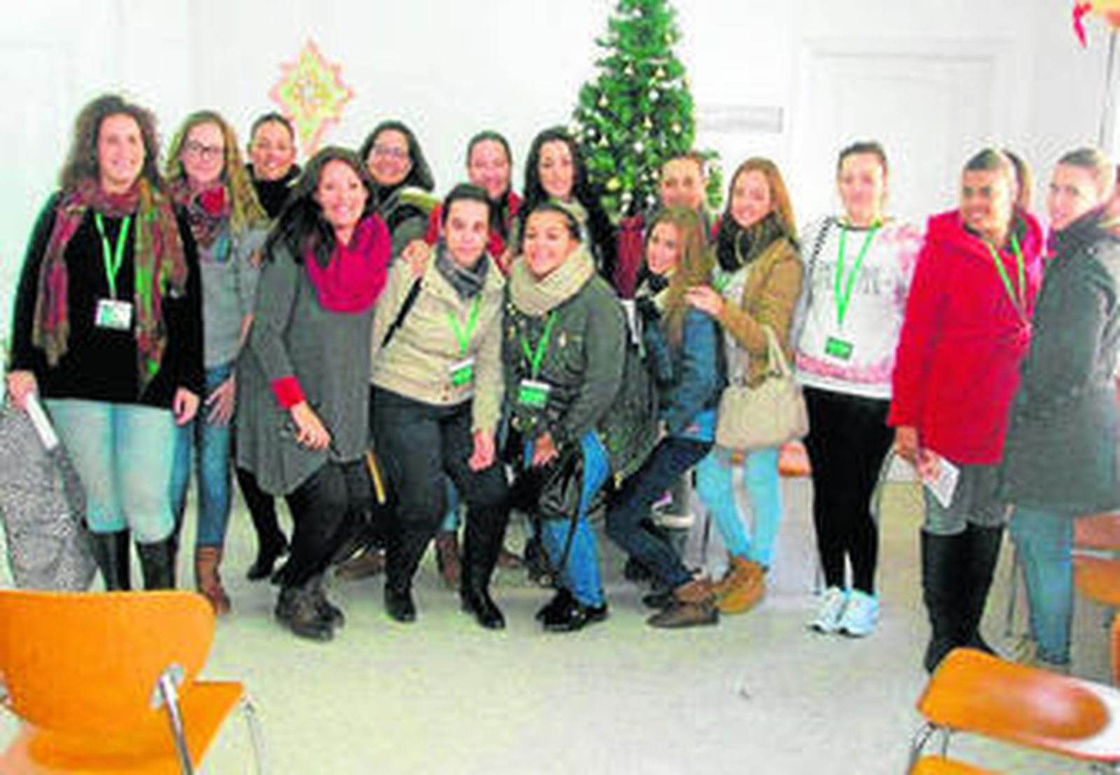 La concejala de Desarrollo Local, Virginia Mojeda (4ª por la izq.), con las monitoras.