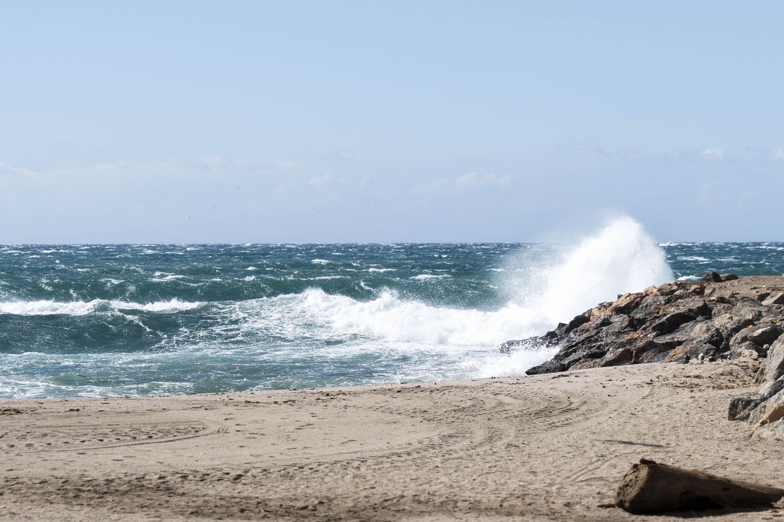 Las imágenes del viento que sacude Almería con rachas de hasta 93 km/h