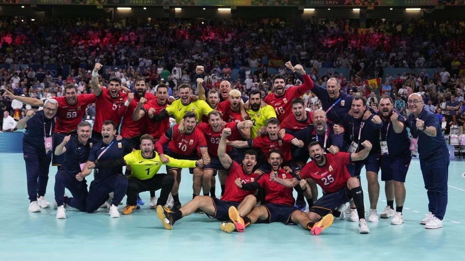 Foto de equipo de los Hispanos después de lograr el bronce ante Eslovenia.