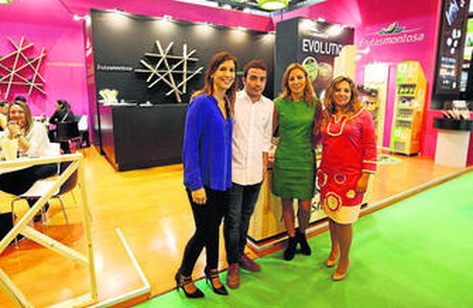 El adjunto a dirección, Federico Montosa, junto a algunos de sus comerciales.