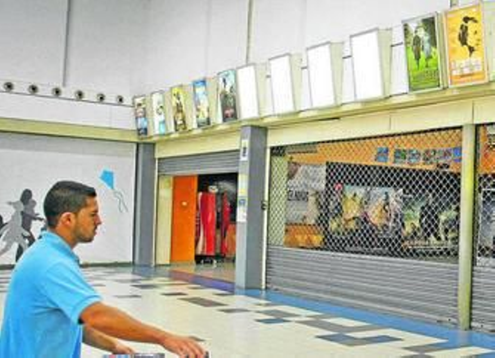 Entrada ayer a los cines en Carrefour Sur, en su último día de actividad.