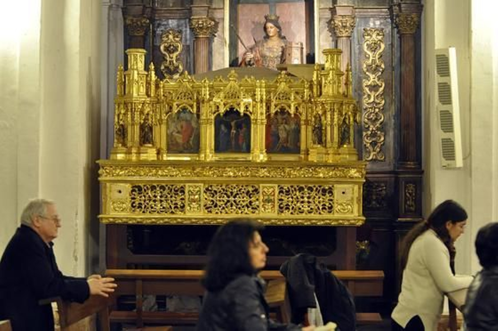 Presentación del trabajo de renovación de la Hermandad de Santa Cruz