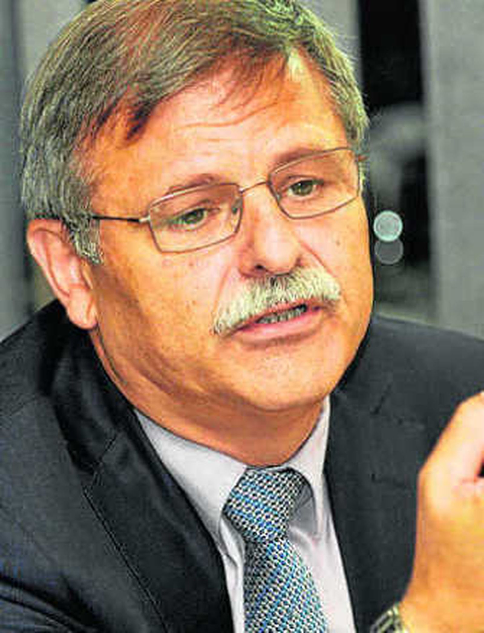 Pepe Mel se muestra pensativo mientras los jugadores realizan estiramientos.