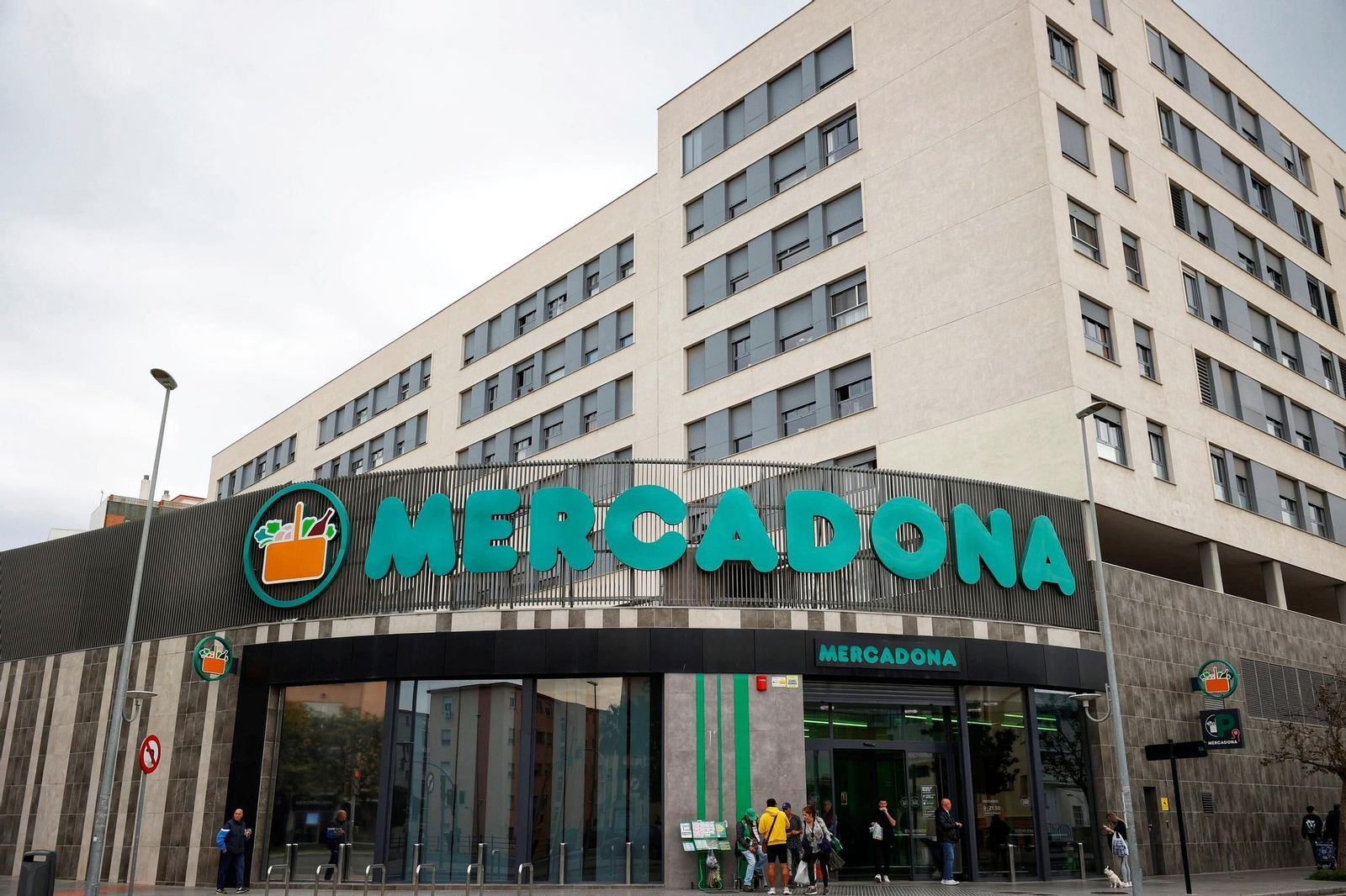 Fachada del Mercadona de San Severiano en Cádiz.