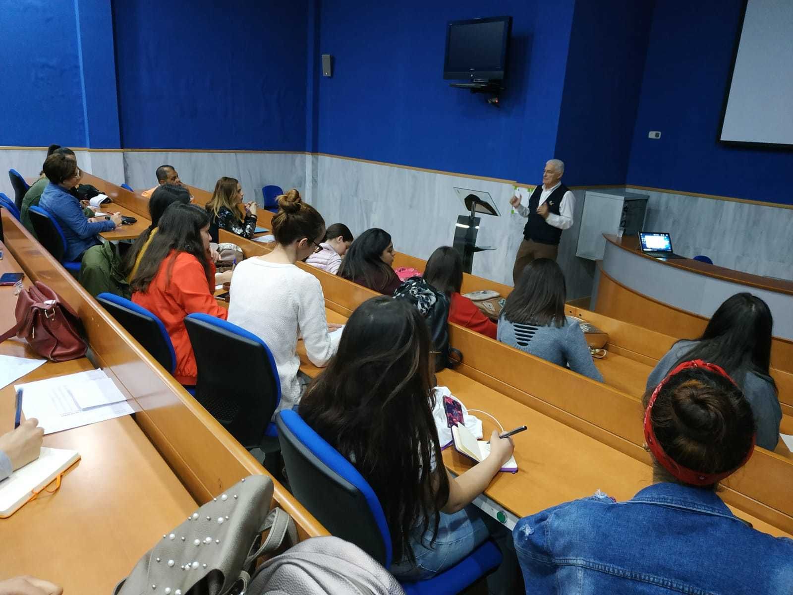 El vicepresidente de Grupo Agroponiente, Francisco López, durante su charla a los alumnos.