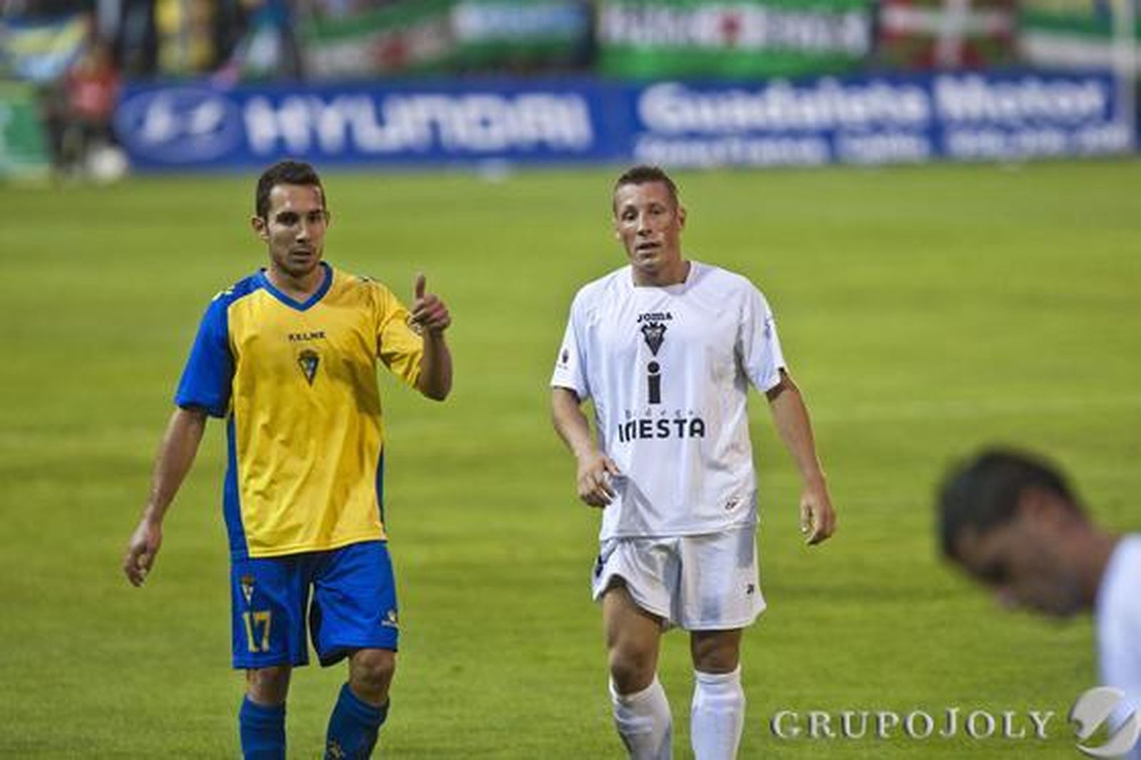 Ferreiro agradece el pase a un compañero.

Foto: Julio Gonzalez