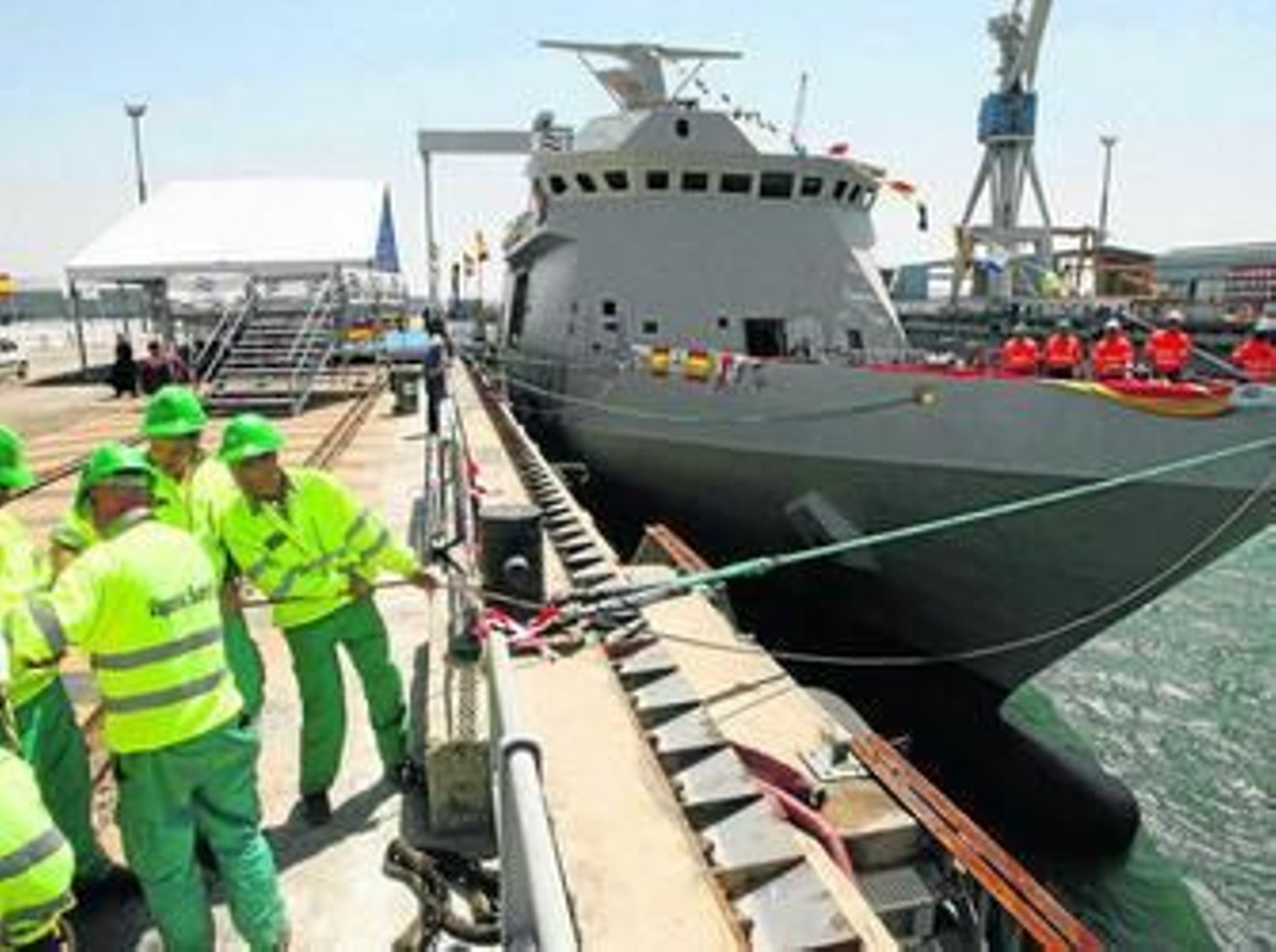 Imagen de la puesta a flote del segundo BAM en el astillero de Puerto Real, amadrinado por la ministra Carme Chacón.