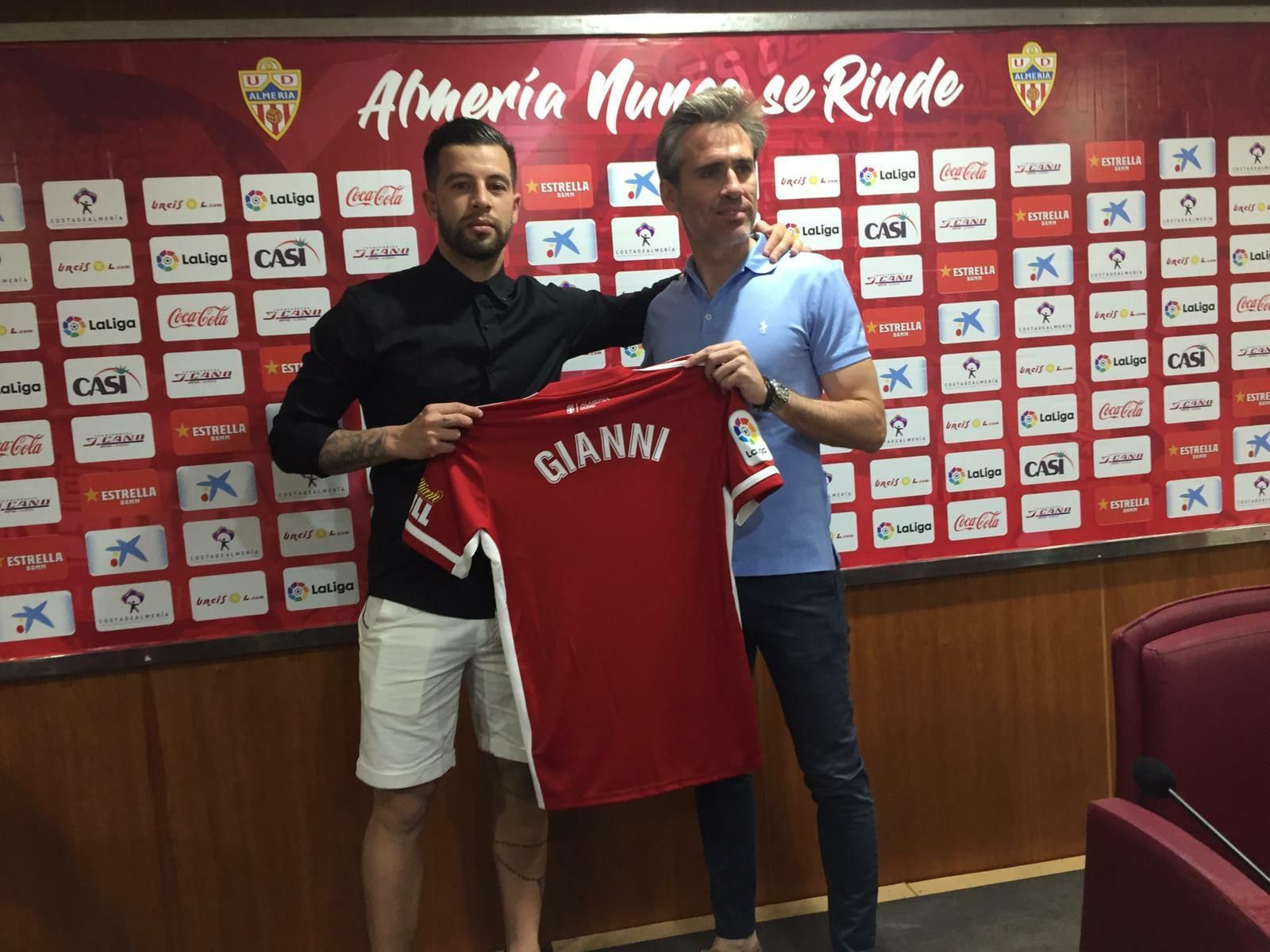 Gianni sostiene su nueva camiseta junto a Corona