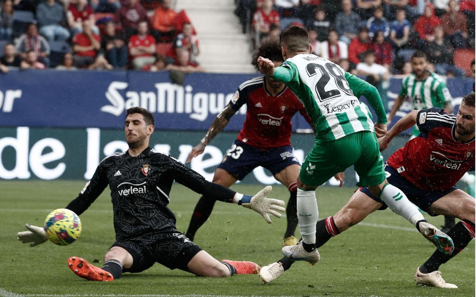Rodri acaba una jugada ante Sergio Herrera en la temporada 22/23.
