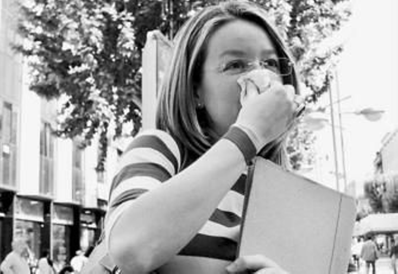 Una joven se suena la nariz, una de las molestias de la sinusitis.