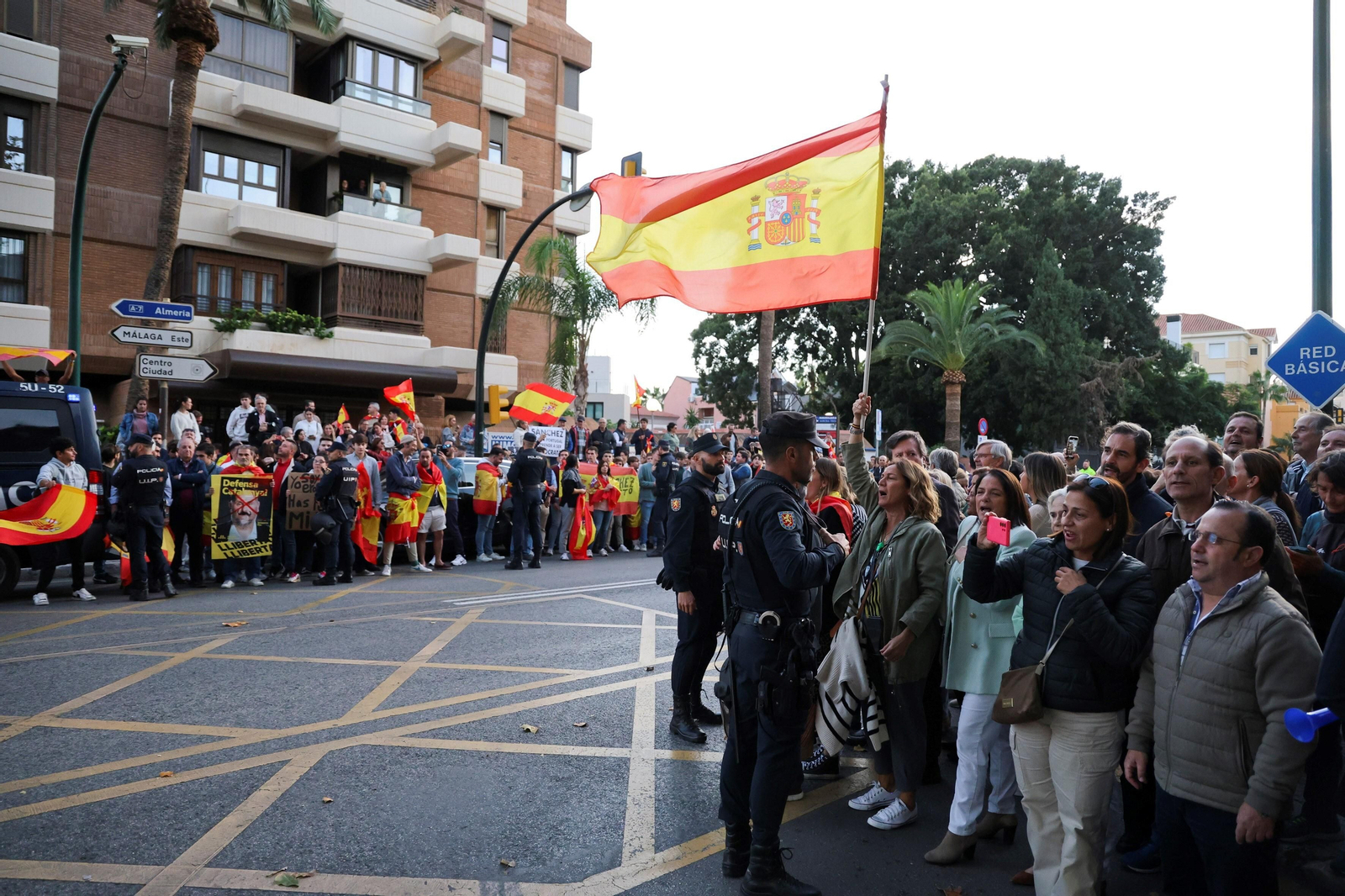 Las fotos de la protesta en Málaga contra Pedro Sánchez: "Se vende España por 7 votos" Las fotos de la protesta en Málaga contra Pedro Sánchez: "Se vende España por 7 votos"