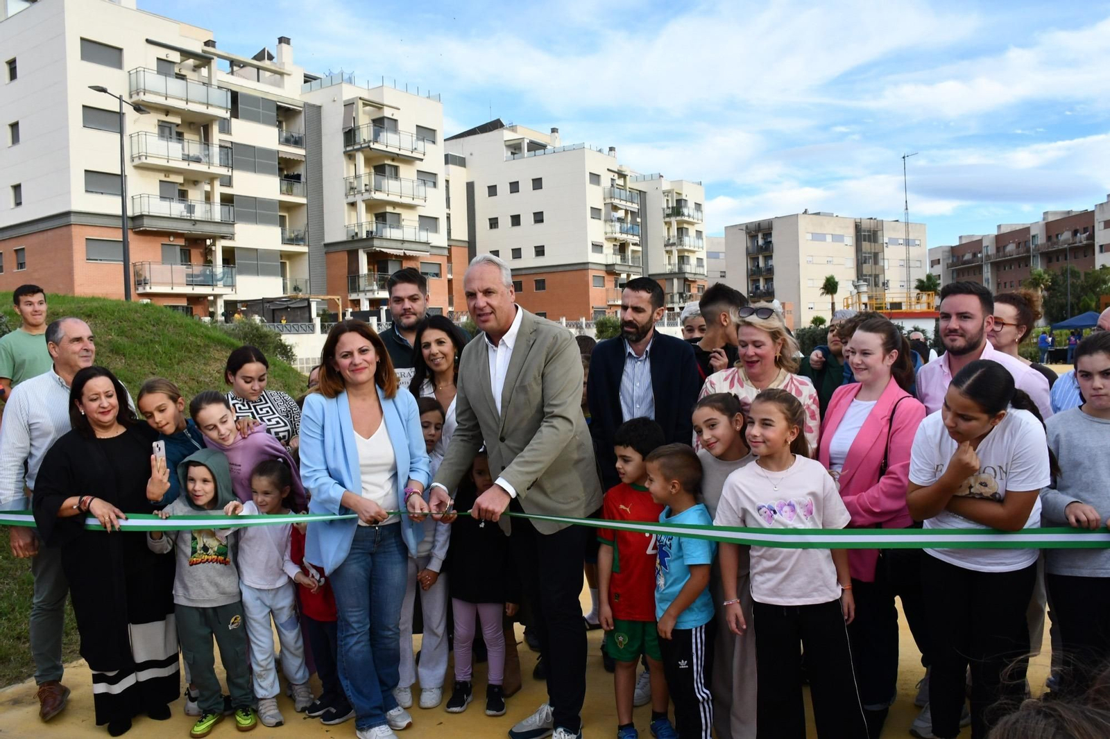 Multitudinaria inauguración del nuevo parque temático entre Campamento y Puente Mayorga