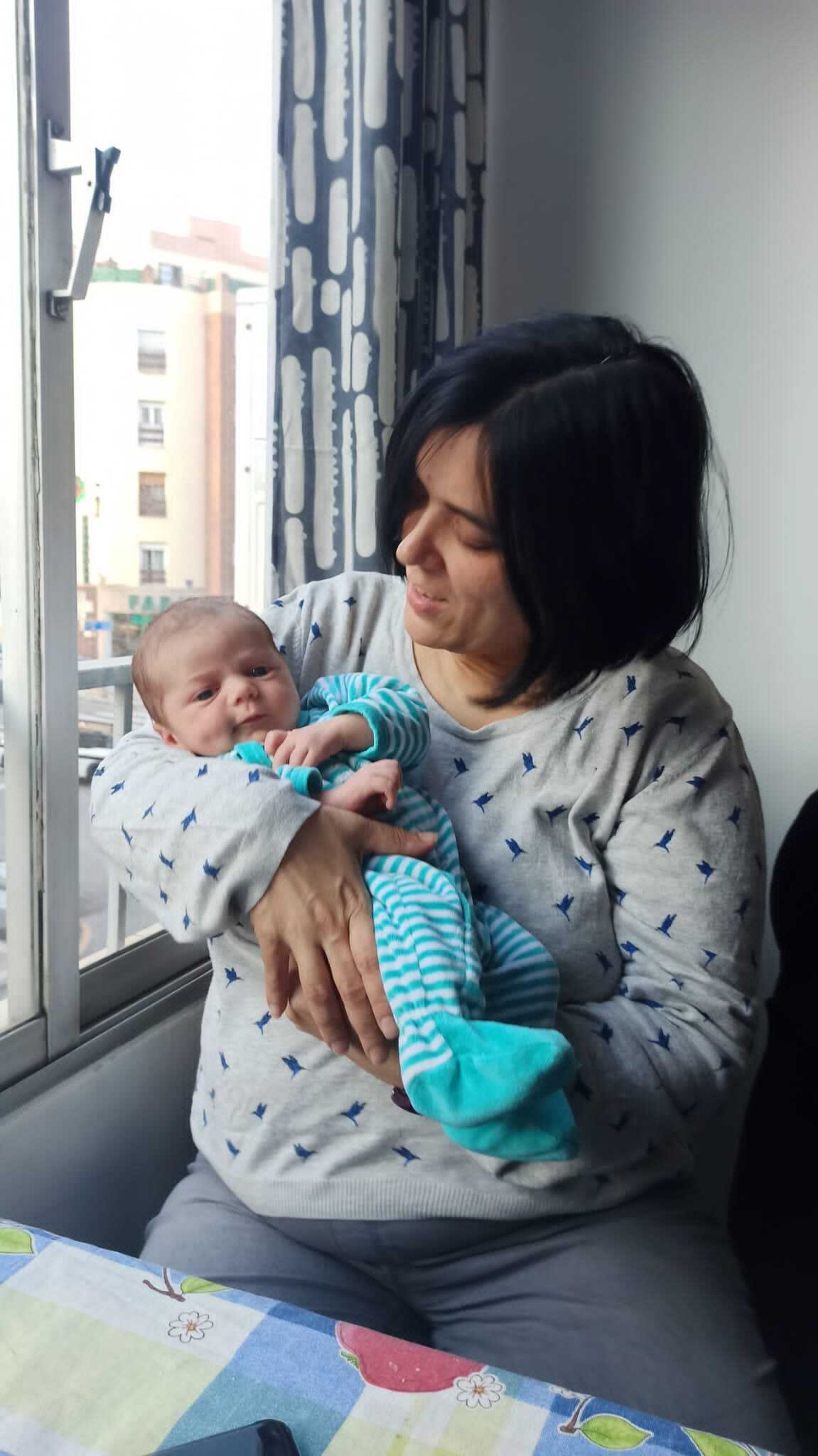 Ana Belén Sánchez, con su hijo Eric en brazos.