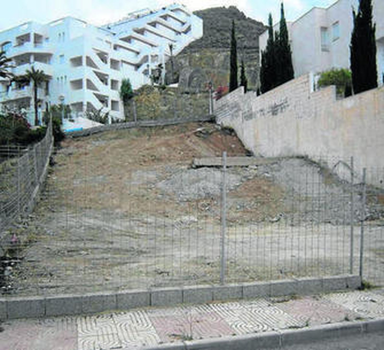 Uno de los solares tras las labores de limpieza.