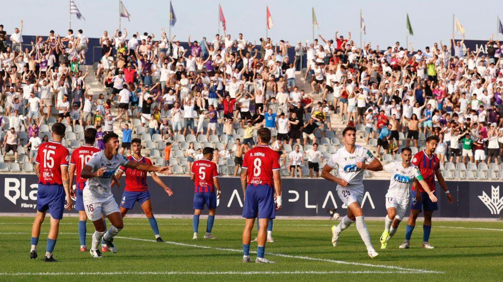 Pedro Fernández celebra el segundo tanto blanco ante la UD Torre del Mar.