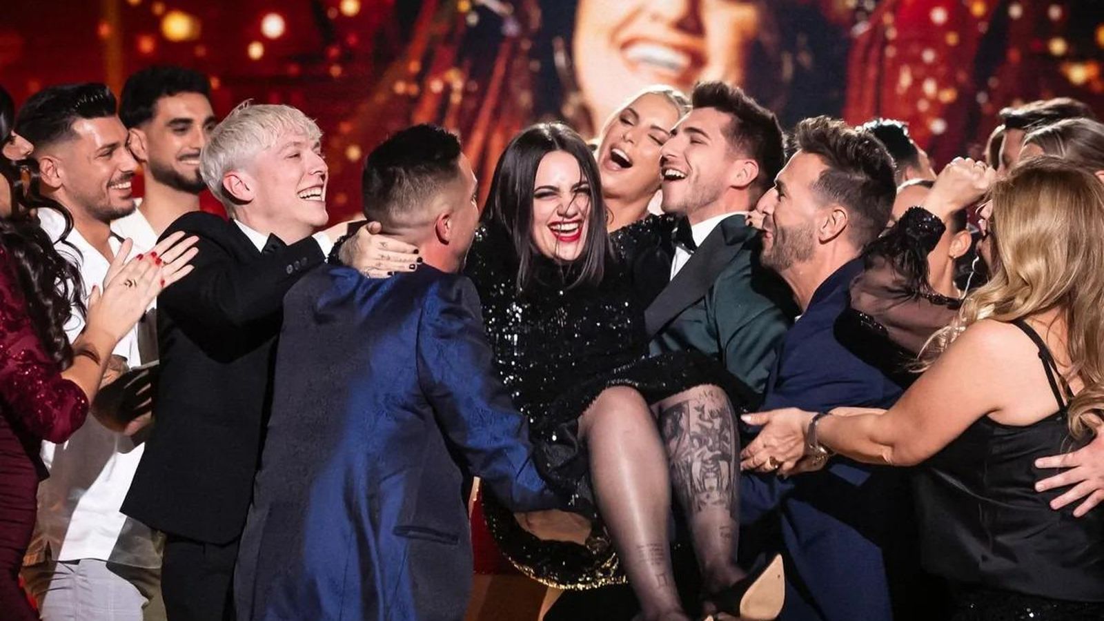 Rocío Gallardo es sujetada en brazos por sus compañeros de Gran Hermano 20 tras proclamarse ganadora del célebre concurso.