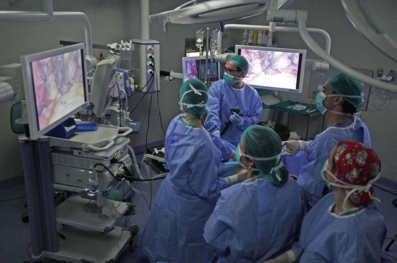 Varios sanitarios realizan una operación quirúrgica en un centro sanitario de Sevilla.