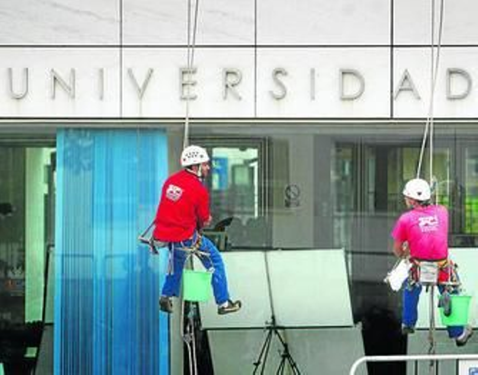 Imagen de la fachada de la Facultad de Enfermería y Fisioterapia de la UCA en el campus de Cádiz.