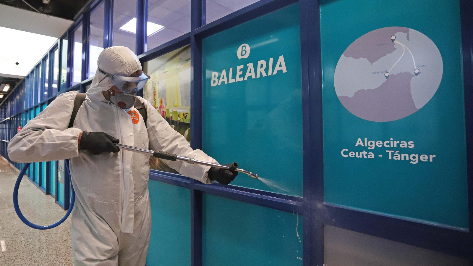 Fotos del despliegue de la UME en el puerto de Algeciras contra el coronavirus