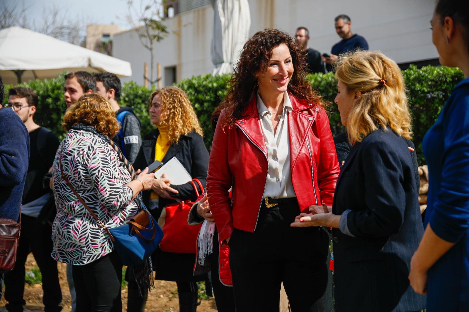 Las imágenes de la plantación de un olivo y el entierro de una cápsula del tiempo
