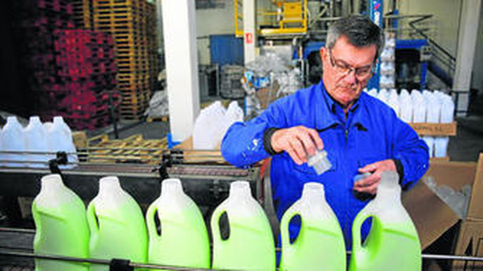 Un empleado trabaja en una fábrica malagueña.