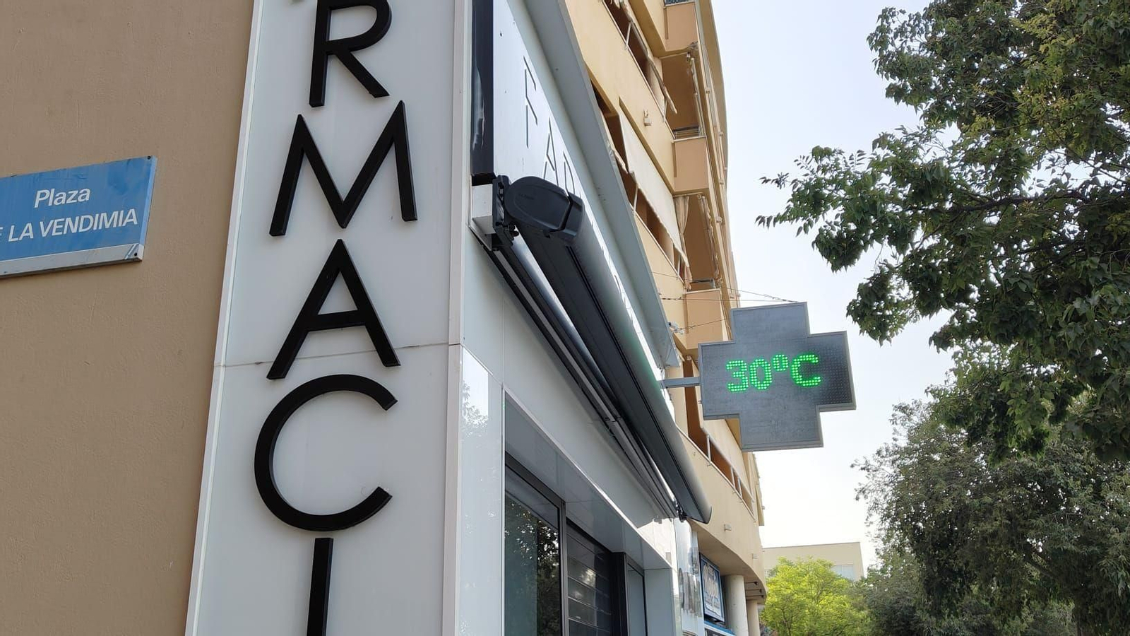 Termómetro de una farmacia en la zona de Hipercor, este domingo minutos antes de las diez de la mañana.