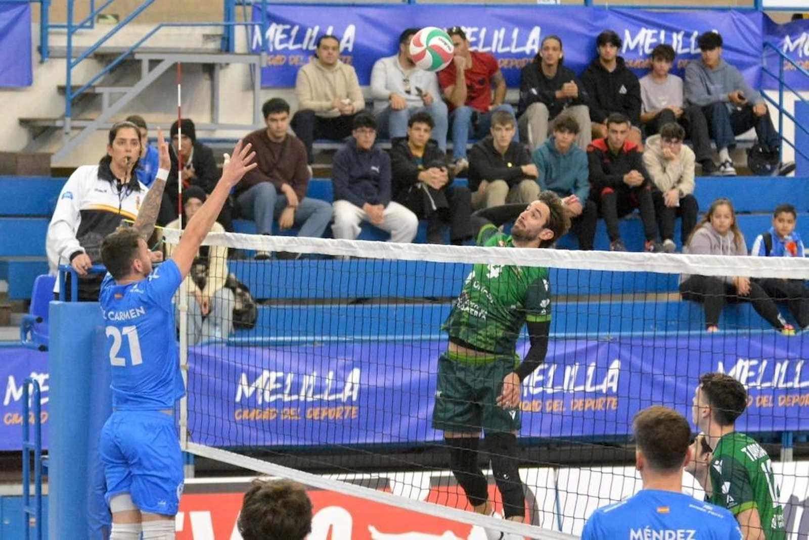 El ahorrador Juanmi González realiza un remate durante el encuentro de los almerienses en tierras melillenses.