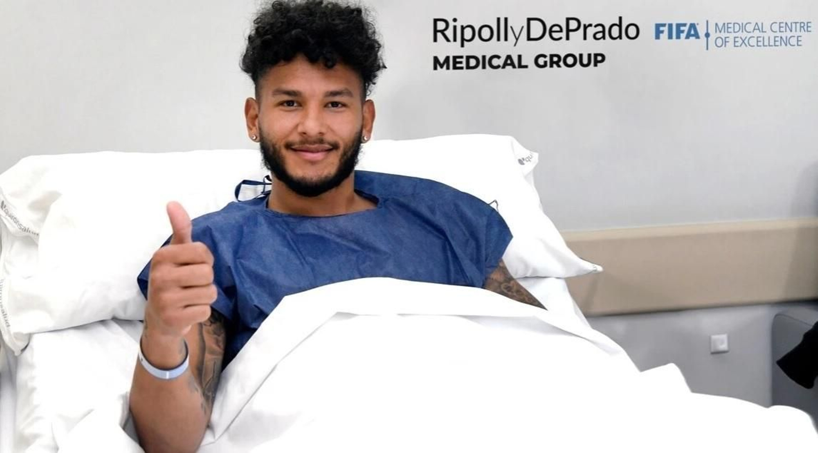 Suárez levanta el pulgar en señal de optimismo