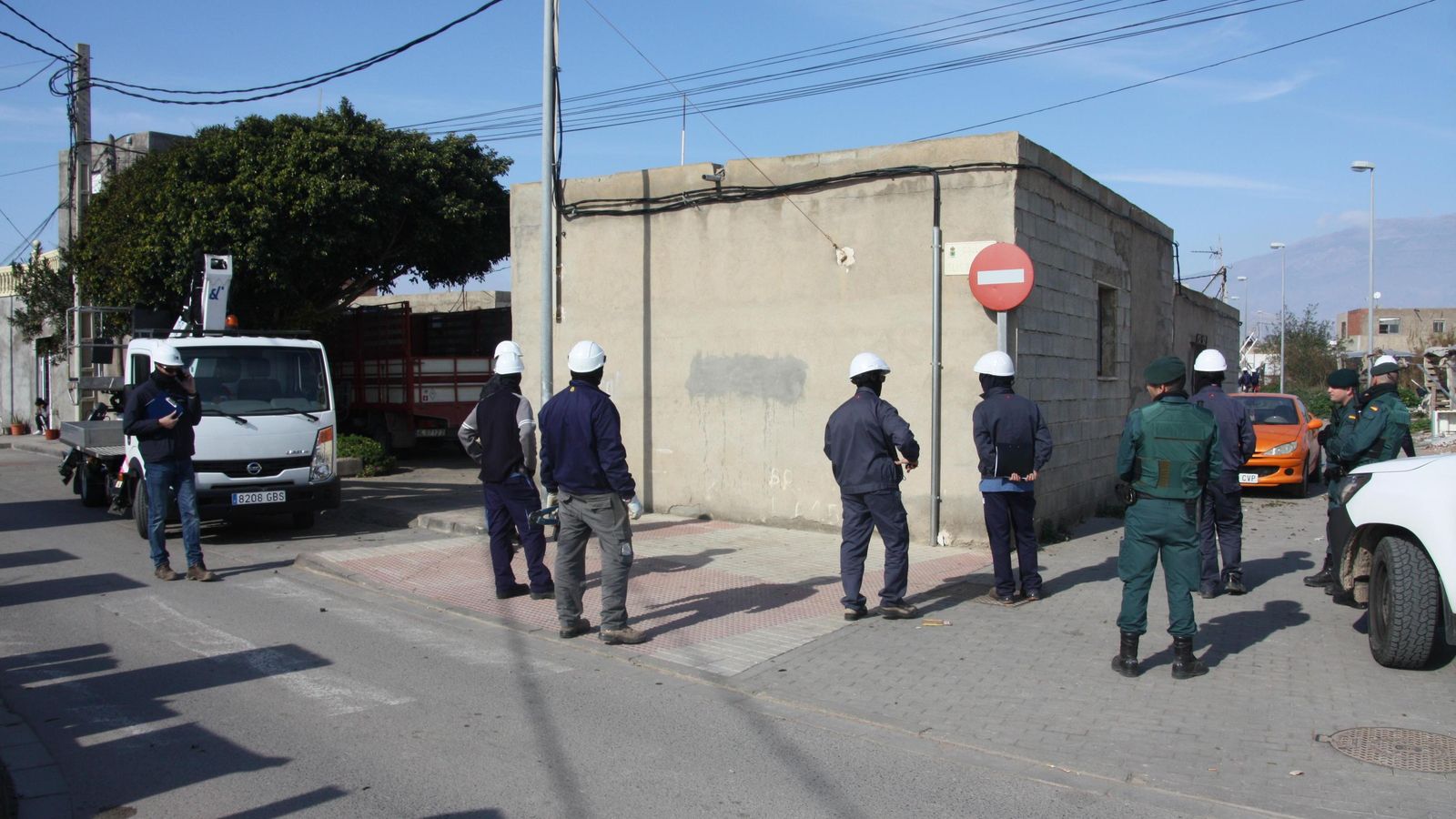 Técnicos encapuchados para evitar su identificación y con acompañamiento policial