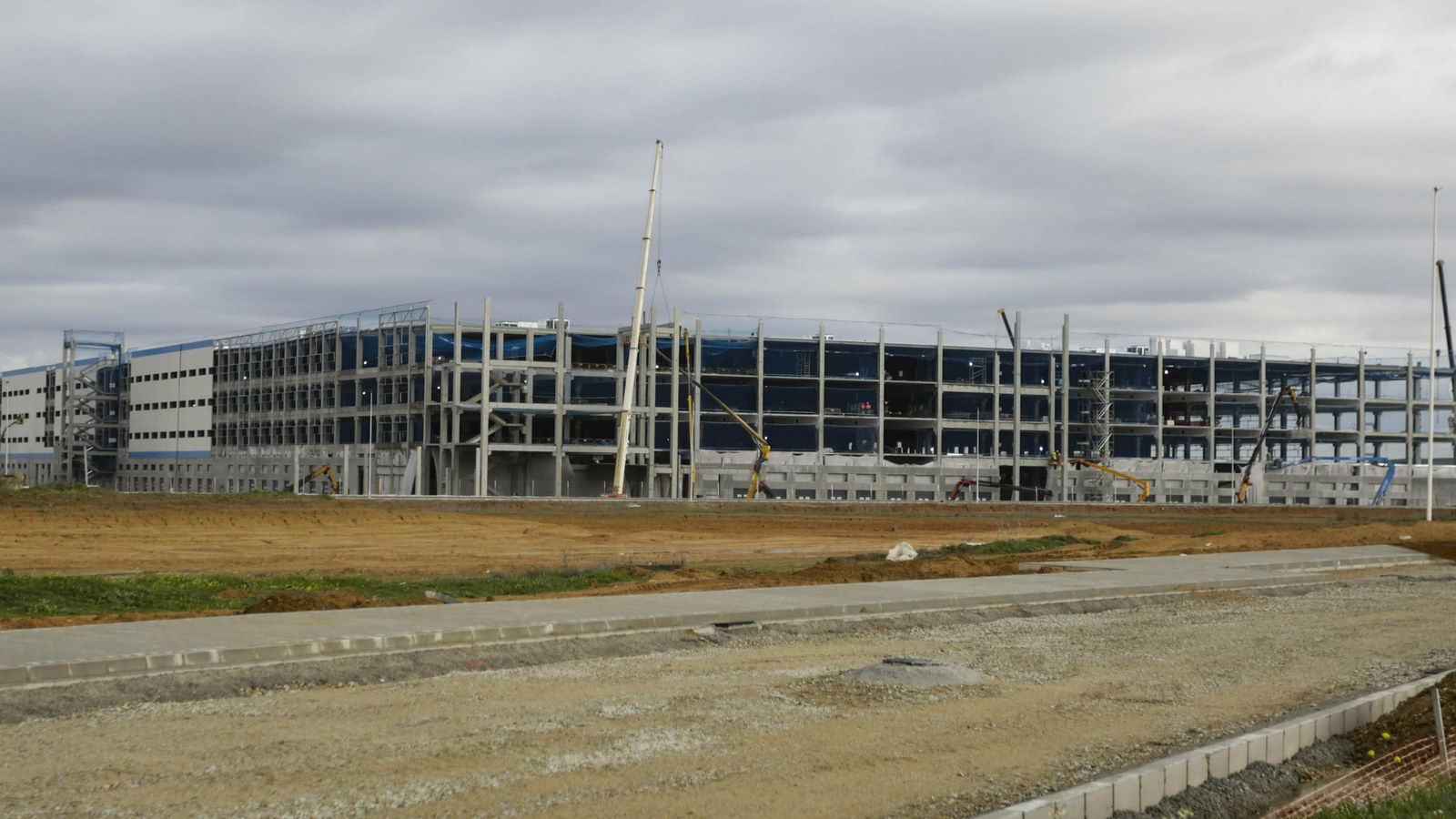 Una perspectiva de la construcción, en la que se ve la envergadura de la construcción.