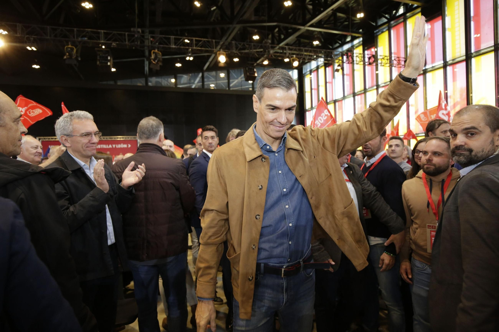 Pedro Sánchez saluda antes de su intervención en un acto del PSOE en León.