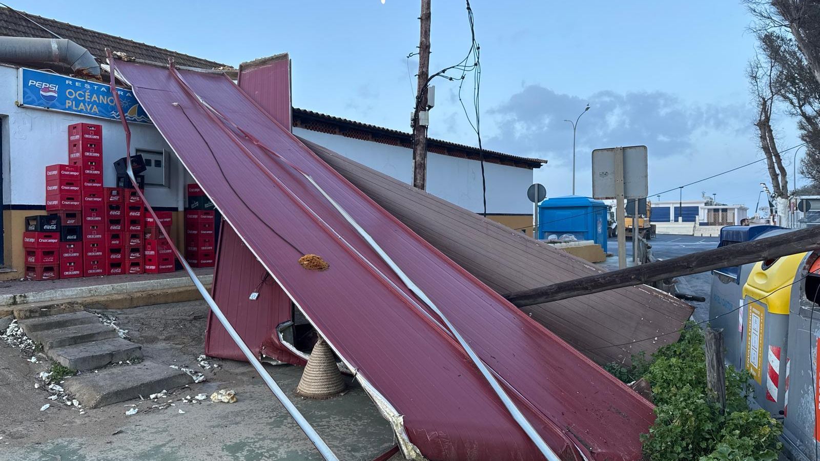 Destrozos en el restaurante Océano Playa.