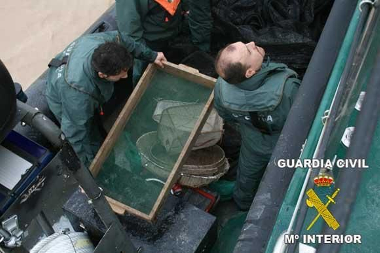Agentes del Seprona con algunas de las artes retiradas a los riacheros.

Foto: Borja Benjumeda