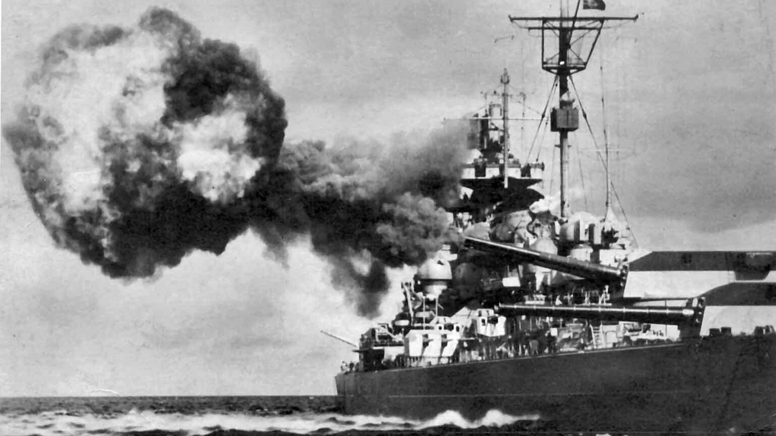 Salva de la tercera torre doble de popa con cañones en elevación