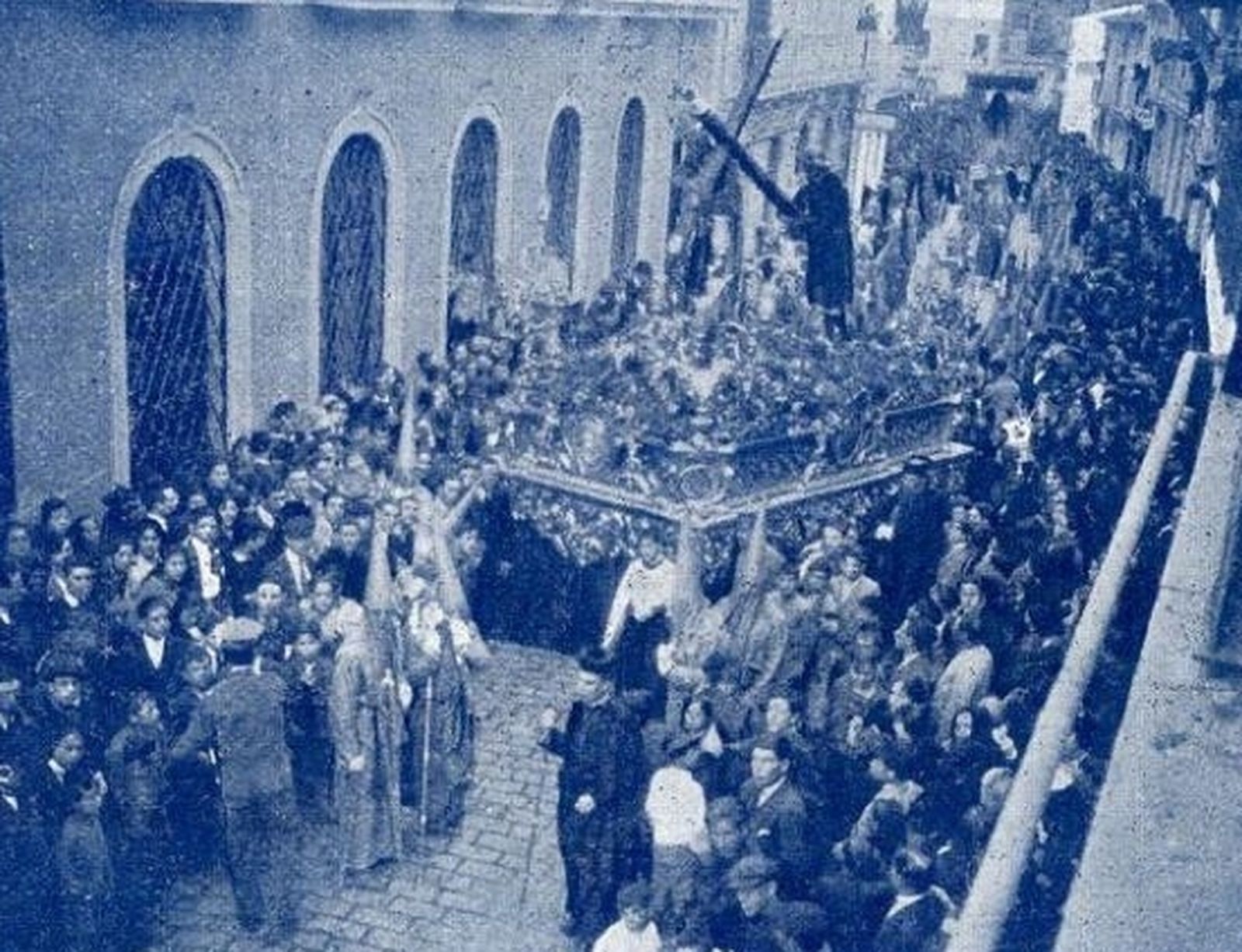 Antigua procesión del Nazareno en Huelva.