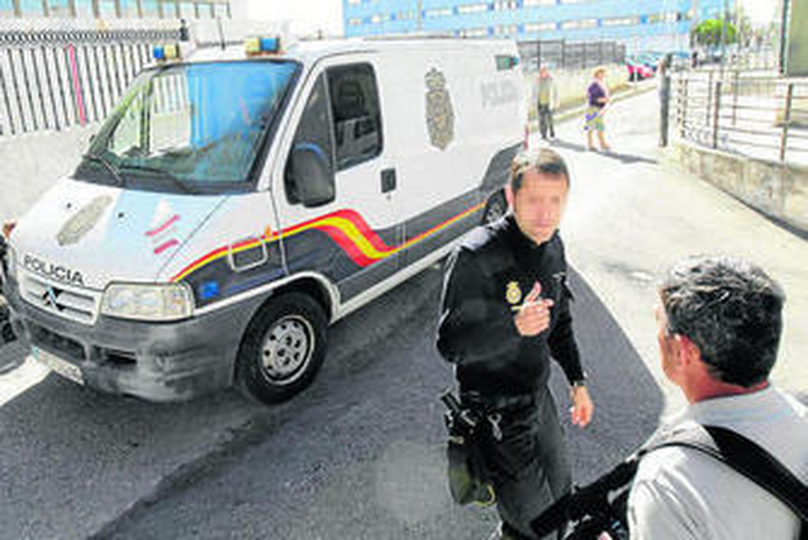 Imagen del furgón que trasladó a los Juzgados al homicida confeso.