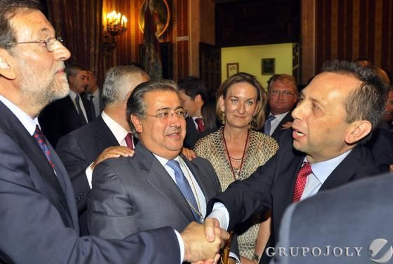 Rajoy saluda a José Antonio Carrizosa, director de Diario de Sevilla y director de publicaciones de Grupo Joly, ante Juan Ignacio Zoido.

Foto: Antonio Pizarro - Manuel Gómez