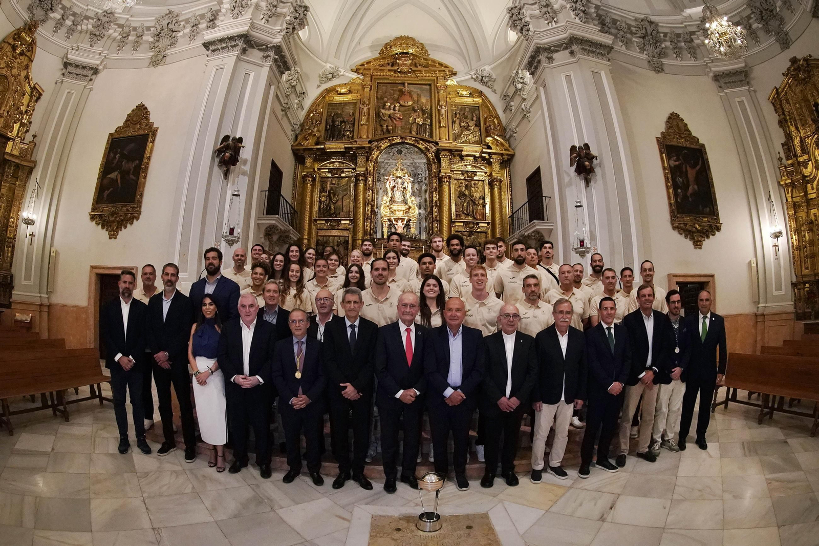 El Unicaja ofrece la Intercontinental a La Victoria: las imágenes de la ofrenda floral previo al arranque de curso
