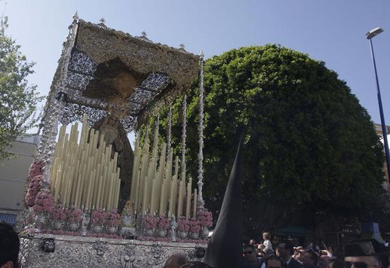 El Cachorro llena de belleza el Puente de Triana

Foto: Jose Angel Garcia