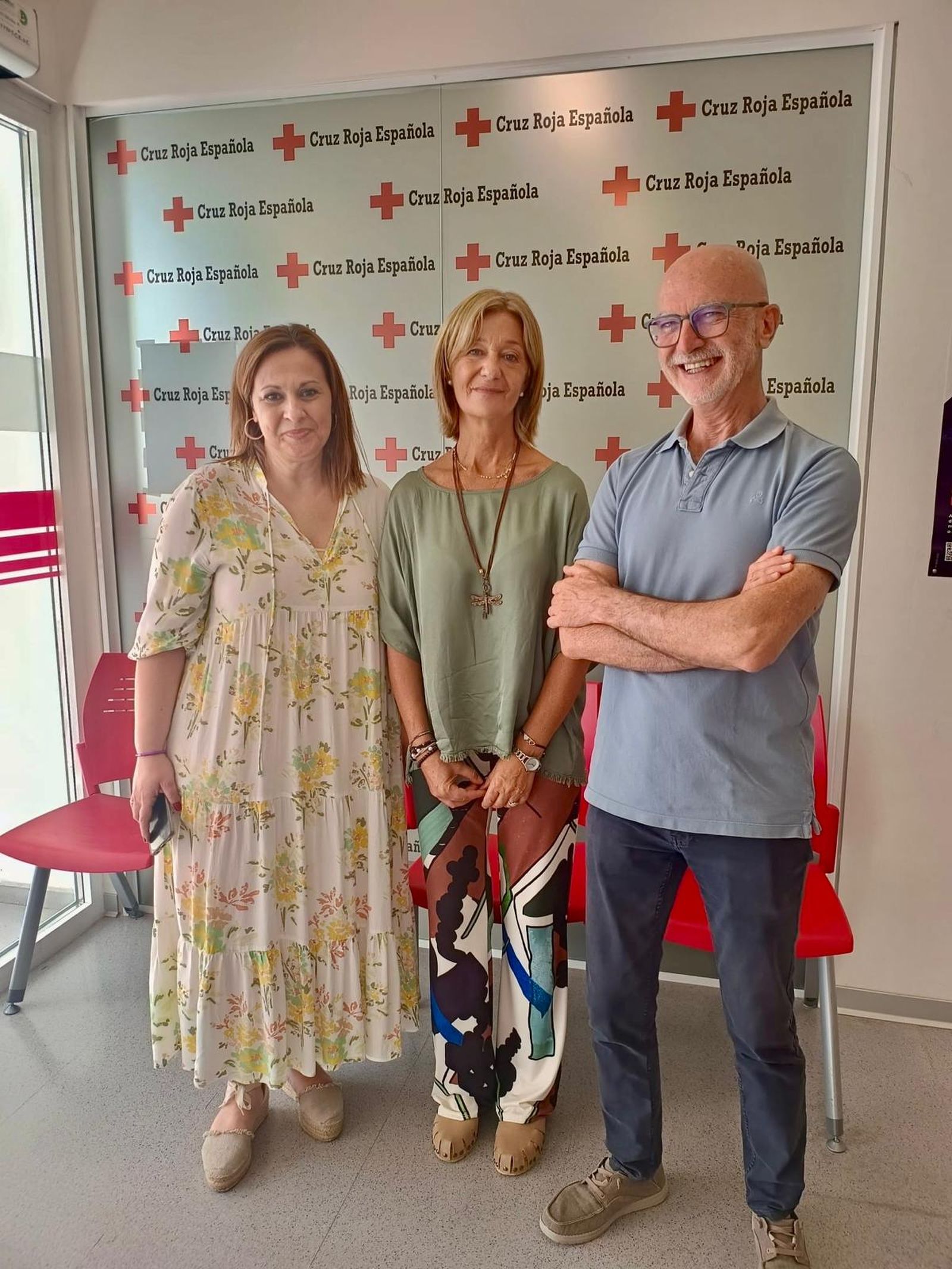 Carmen Pina, con miembros de Cruz Roja.