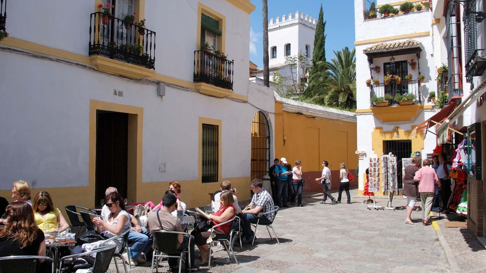 Turistas toman un aperitivo en el Barrio de Santa Cruz.