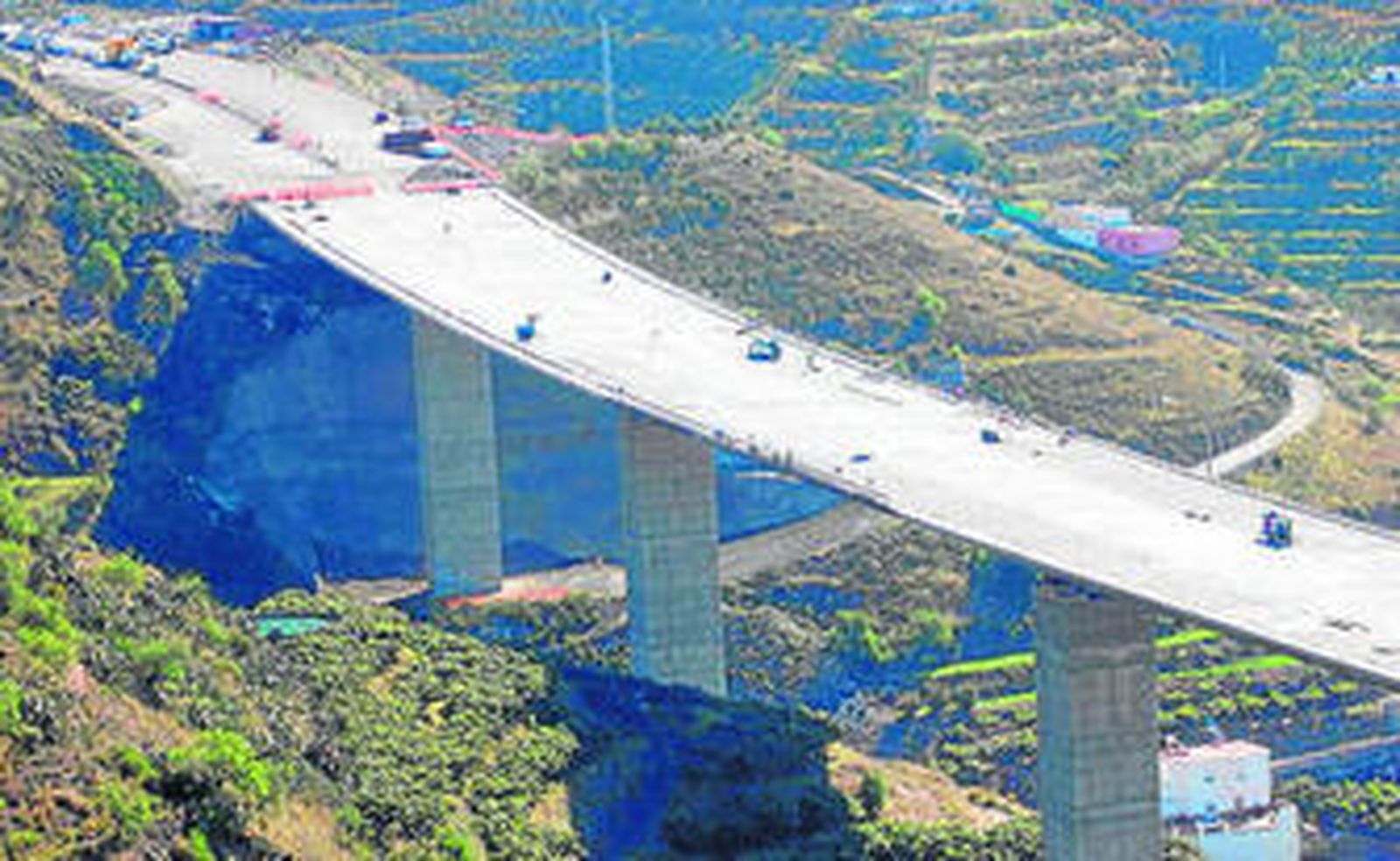 romeral.                En el viaducto del Romeral las dovelas ya han sido colocadas sobre los pilares, por lo que ya los vehículos cruzan de un lado a otro de la obra, aunque aún hay que salvar el desnivel del puente.