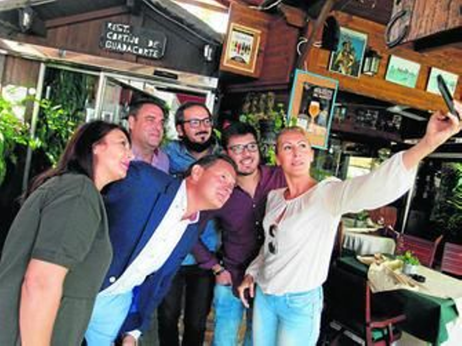 Sandra Cabrera hace un selfie con su teléfono móvil junto a los participantes en La Tertulia de Europa Sur.