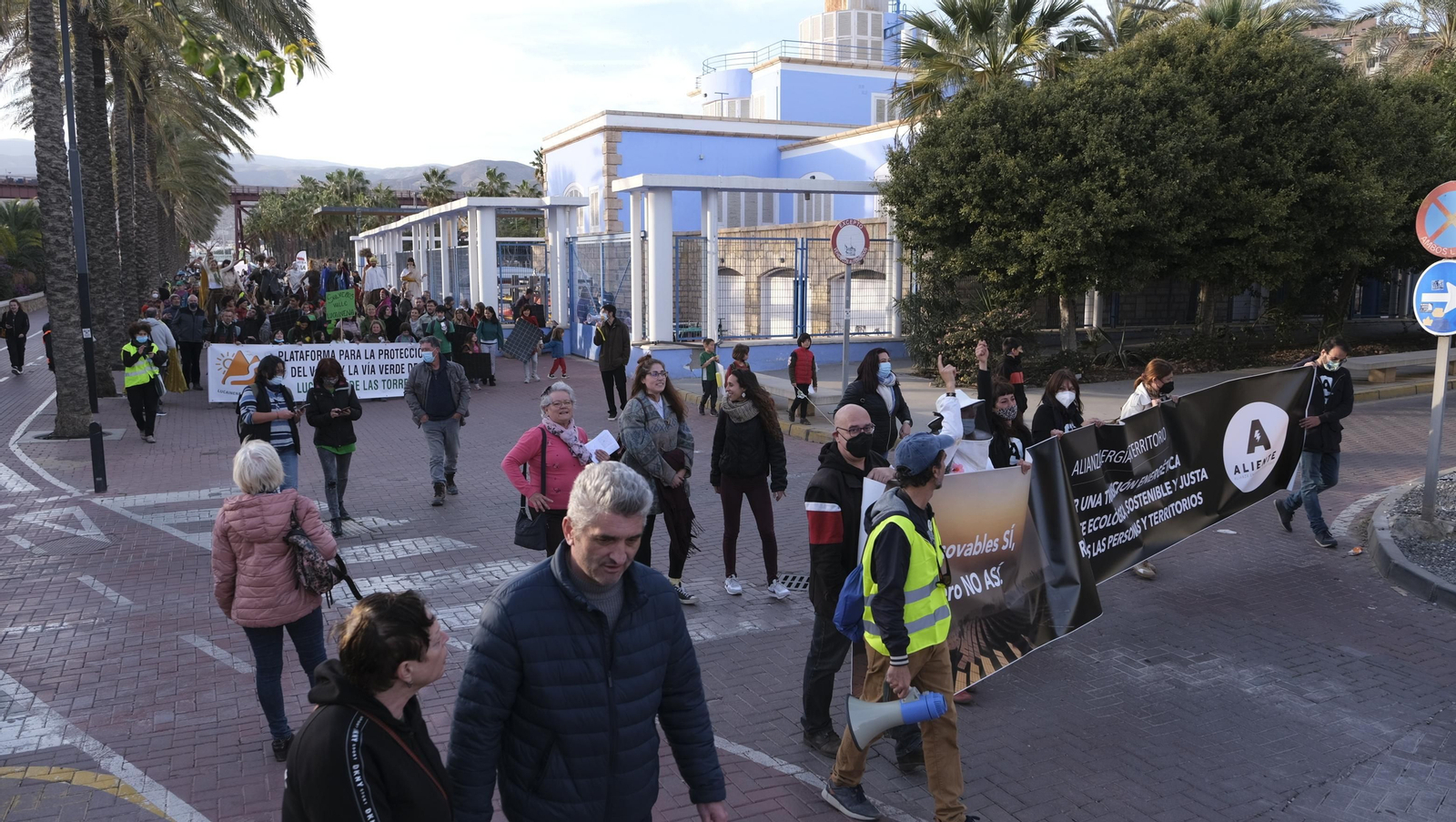 Fotogalería manifestación a favor de energías renovables ordenadas. Almería