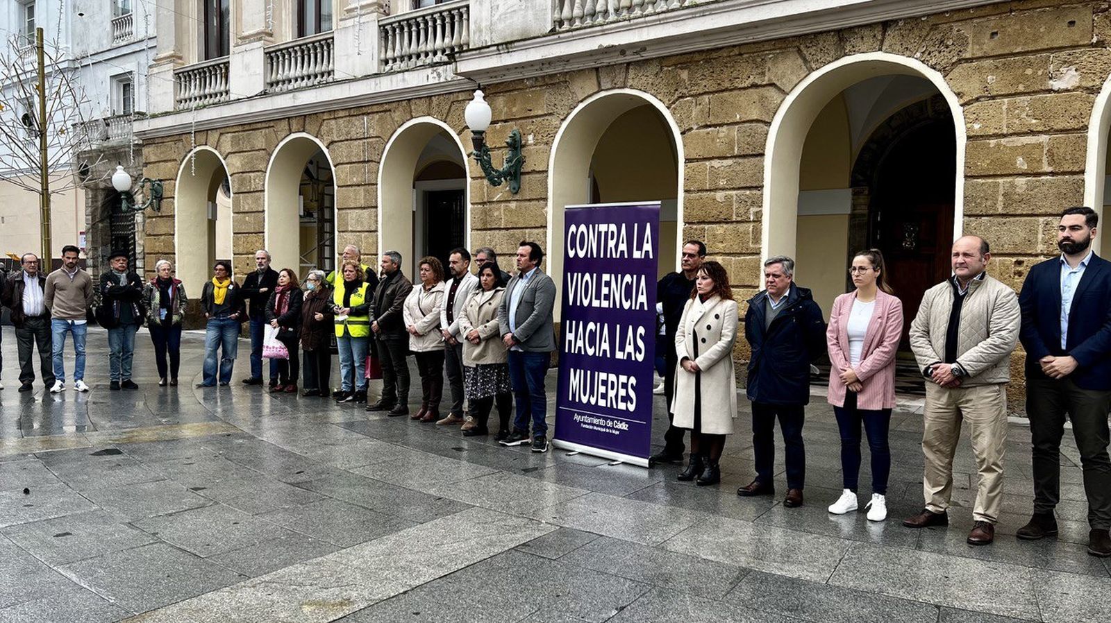 Los concejales del Ayuntamiento de Cádiz guardan un minuto de silencio.