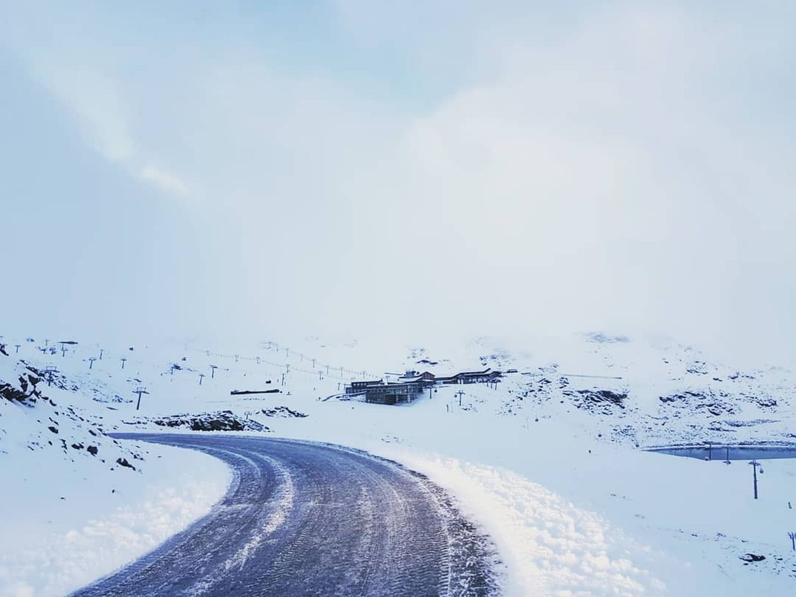 La nieve blanquea la Sierra y complica la circulación por carretera