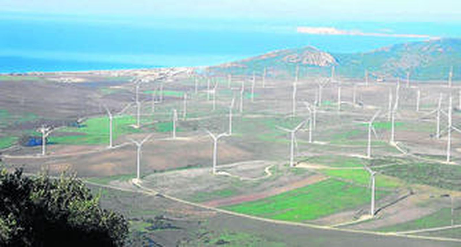 Desde lo alto de la Silla del Papa se contempla Zahara de los Atunes y al fondo el acantilado de Barbate.