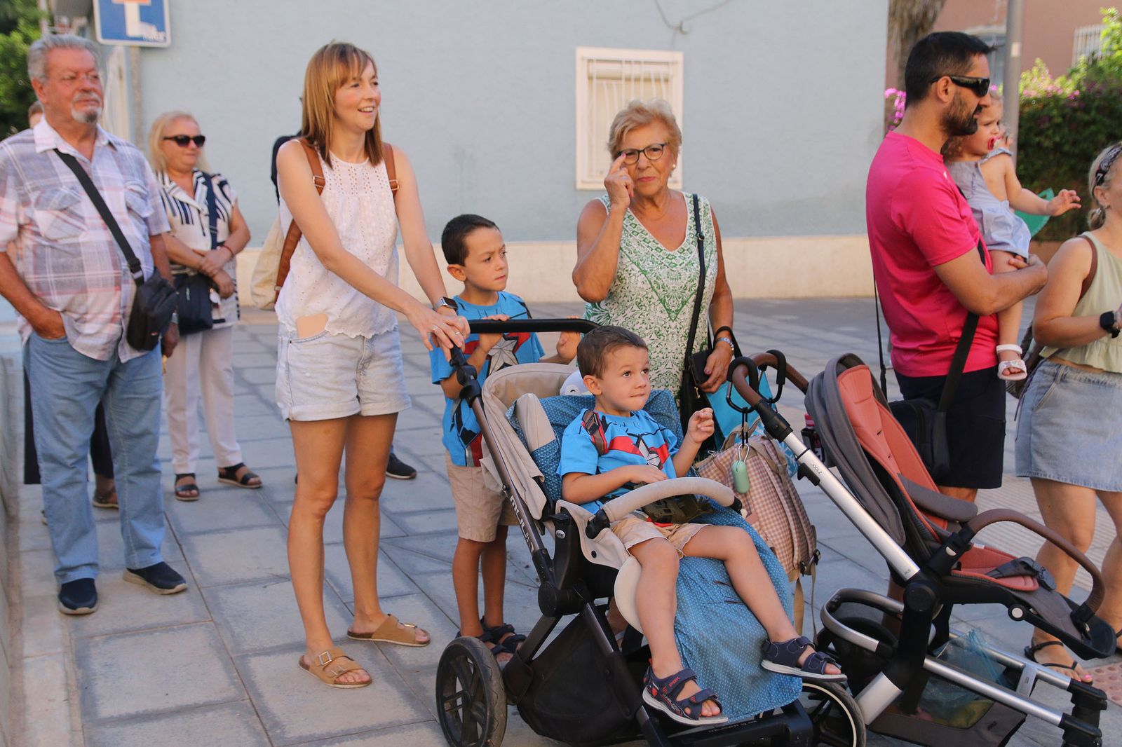 La Diana de gigantes y cabezudos, recorriendo las calles de Los Ángeles y Plaza de Toros